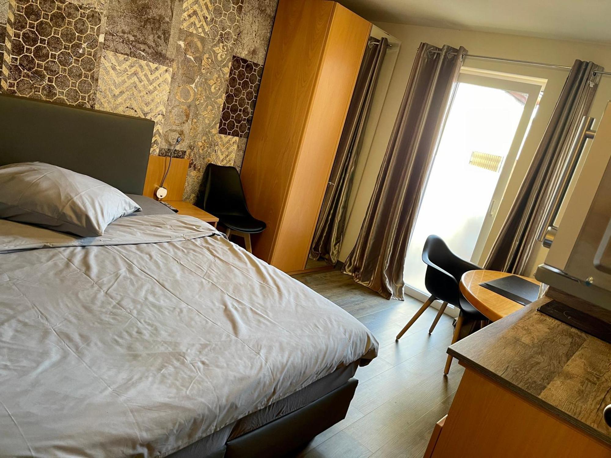 Hotel Mythos "Apartments" มาร์กโกรนิงเกน ภายนอก รูปภาพ